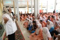 Plt Gubernur Kepri Marlin Agustina memberikan motivasi untuk pelajar beberapa hari lalu. Foto:Istimewa
