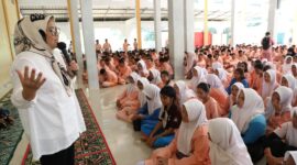 Plt Gubernur Kepri Marlin Agustina memberikan motivasi untuk pelajar beberapa hari lalu. Foto:Istimewa