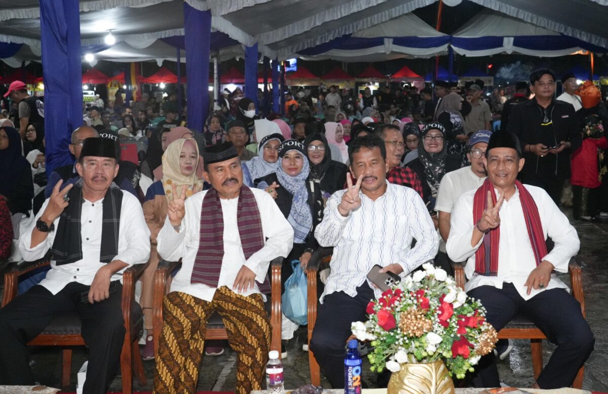 Warga asal Miang Tanjungpinang bersama Rudi beberapa hari lalu. Foto:Istimewa