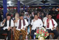 Warga asal Miang Tanjungpinang bersama Rudi beberapa hari lalu. Foto:Istimewa