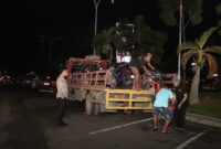 Petugas Polresta Barelang saat menaikkan motor Knalpot Brong yang Terjaring di Kota Batam, Minggu (12/10/2024). Matapedia6.com/ Dok Polresta