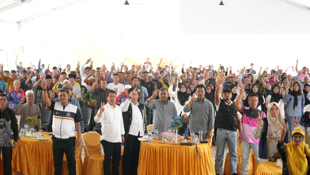 Warga Karimun bersama Rudi-Rafiq. Foto:Istimewa