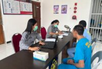 Tim medis Klinik Pratama Rumah Tahanan Negara (Rutan)Kelas IIA Batam saat memeriksa kesehatan warga binaan, Senin (14/10/2024). Matapedia6.com/ Dok Rutan