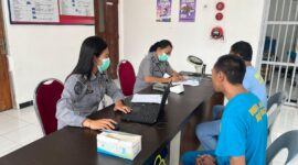 Tim medis Klinik Pratama Rumah Tahanan Negara (Rutan)Kelas IIA Batam saat memeriksa kesehatan warga binaan, Senin (14/10/2024). Matapedia6.com/ Dok Rutan