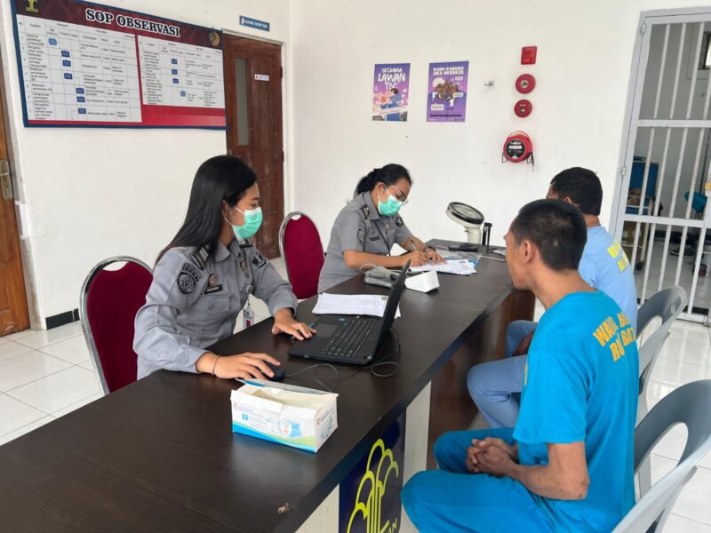 Tim medis Klinik Pratama Rumah Tahanan Negara (Rutan)Kelas IIA Batam saat memeriksa kesehatan warga binaan, Senin (14/10/2024). Matapedia6.com/ Dok Rutan