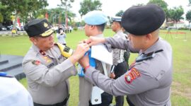 Wakapolda Kepri, Brigjen Pol Asep Safrudin saat menyematkan tanda dimulainya operasi Zebra di Kota Batam, kegiatan di laksanakan   di lapangan utama Polda Kepri, Senin (14/10/2024). Matapedia6.com/Dok Humas Polda