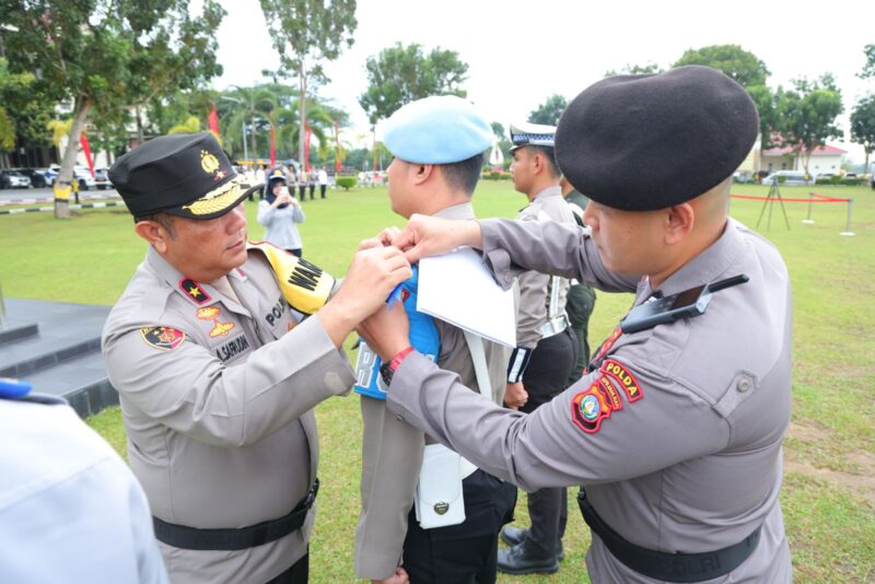 Wakapolda Kepri, Brigjen Pol Asep Safrudin saat menyematkan tanda dimulainya operasi Zebra di Kota Batam, kegiatan di laksanakan   di lapangan utama Polda Kepri, Senin (14/10/2024). Matapedia6.com/Dok Humas Polda