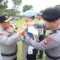 Wakapolda Kepri, Brigjen Pol Asep Safrudin saat menyematkan tanda dimulainya operasi Zebra di Kota Batam, kegiatan di laksanakan   di lapangan utama Polda Kepri, Senin (14/10/2024). Matapedia6.com/Dok Humas Polda