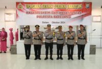 Pejabat lama Kasatlantas dan Kasat Reskrim Polresta Barelang foto bersama Kapolresta Barelang dan Wakapolresta Barelang, usai serah terima jabatan, Senin (14/10/2024). Matapedia6.com/ Dok Humas Polresta