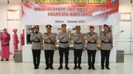 Pejabat lama Kasatlantas dan Kasat Reskrim Polresta Barelang foto bersama Kapolresta Barelang dan Wakapolresta Barelang, usai serah terima jabatan, Senin (14/10/2024). Matapedia6.com/ Dok Humas Polresta