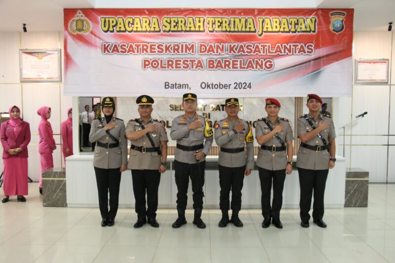 Pejabat lama Kasatlantas dan Kasat Reskrim Polresta Barelang foto bersama Kapolresta Barelang dan Wakapolresta Barelang, usai serah terima jabatan, Senin (14/10/2024). Matapedia6.com/ Dok Humas Polresta