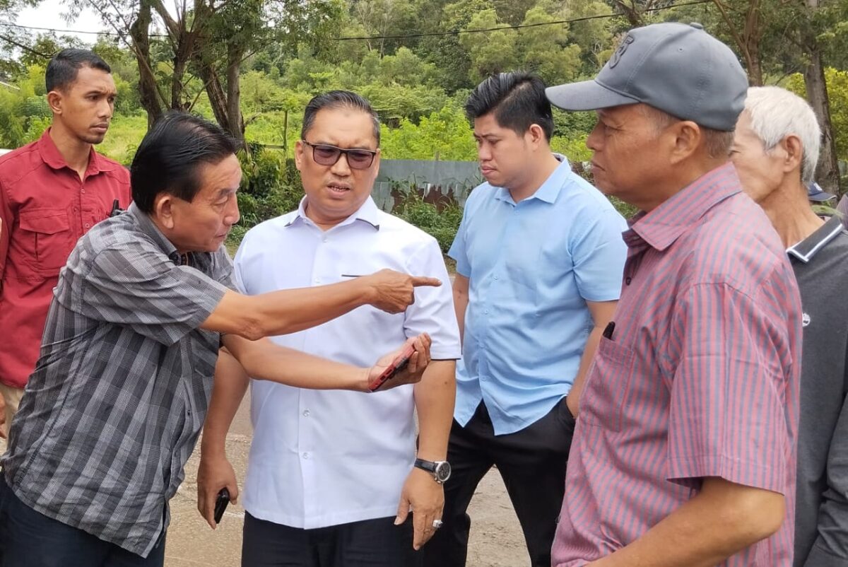Calon Wakil Gubernur Kepri no urut 1 Nyanyang Haris Pratamura saat bertemu warga di Batam centre, Senin (14/10/2024) Matapedia6.com/ Luci