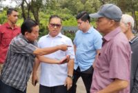 Calon Wakil Gubernur Kepri no urut 1 Nyanyang Haris Pratamura saat bertemu warga di Batam centre, Senin (14/10/2024) Matapedia6.com/ Luci