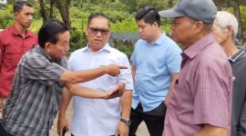 Calon Wakil Gubernur Kepri no urut 1 Nyanyang Haris Pratamura saat bertemu warga di Batam centre, Senin (14/10/2024) Matapedia6.com/ Luci