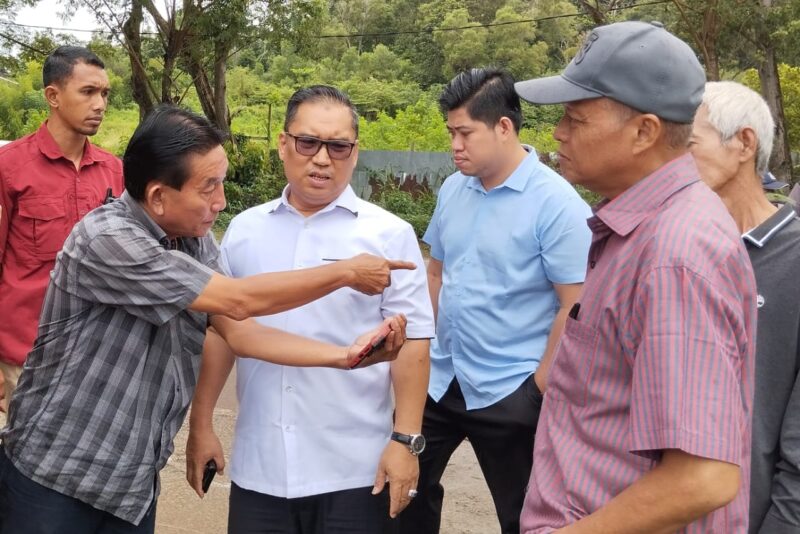 Calon Wakil Gubernur Kepri no urut 1 Nyanyang Haris Pratamura saat bertemu warga di Batam centre, Senin (14/10/2024) Matapedia6.com/ Luci