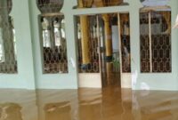 Salah satu masjid di wilayah Bengkong terendam banjir, Senin (14/10). Foto:Istimewa