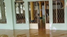 Salah satu masjid di wilayah Bengkong terendam banjir, Senin (14/10). Foto:Istimewa