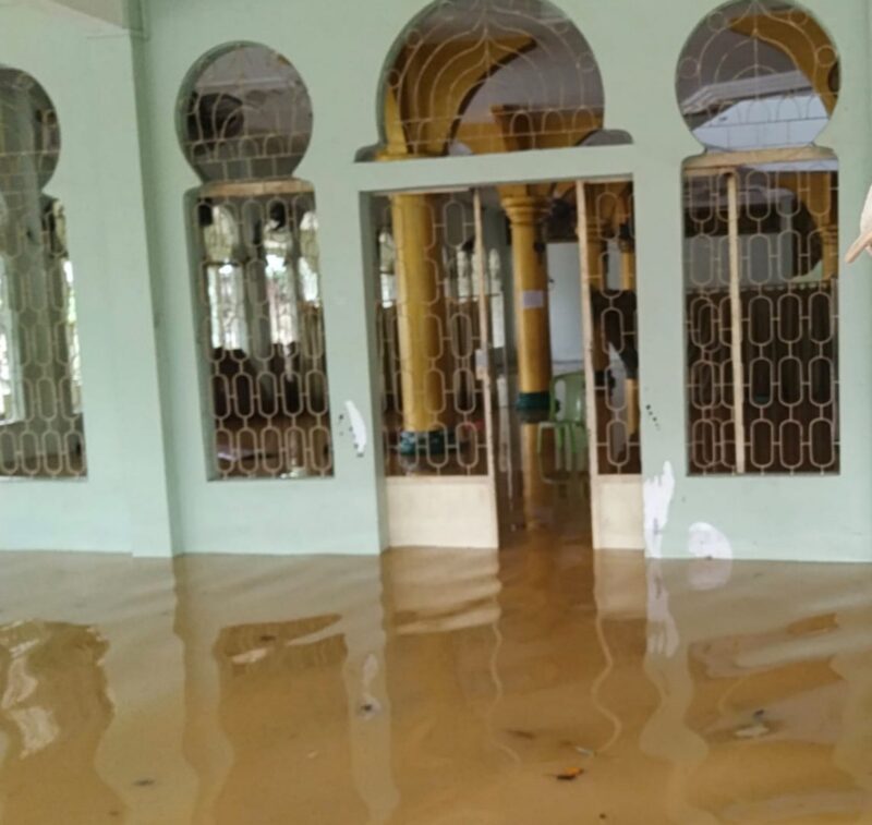 Salah satu masjid di wilayah Bengkong terendam banjir, Senin (14/10). Foto:Istimewa