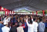 Warga Karimun bersama Rudi-Rafiq, Minggu (13/10). Foto:Dok/DN/matapedia