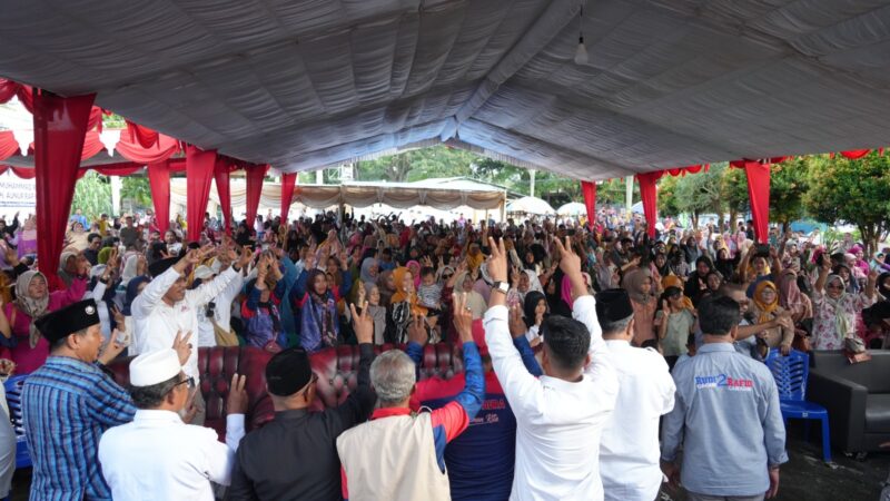 Warga Karimun bersama Rudi-Rafiq, Minggu (13/10). Foto:Dok/DN/matapedia