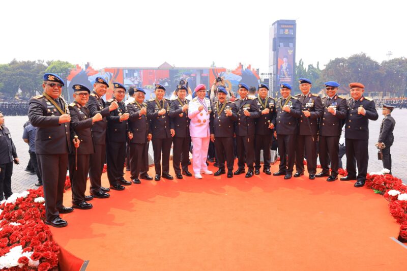 Kapolda Kepri Irjen Pol Yan Fitri Halimansyah, bersama Kapolda di Indonesia foto bersama usai apel persiapan Pengamanan pelantikan Presiden dan Wakil Presiden Republik Indonesia di Markas Komando Korps Brigade Mobil (Mako Brimob), Kelapa Dua, Depok. Pada Senin (14/10/2024). Matapedia6.com/ Dok Humas Polda