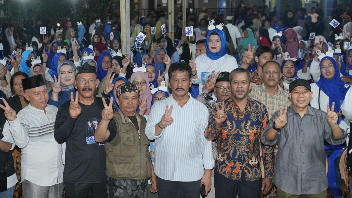 Masyarakat Patam Lestari bersama Rudi pada Senin (14/10). Foto:DN/matapedia