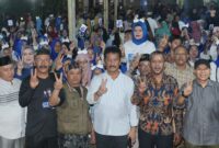 Masyarakat Patam Lestari bersama Rudi pada Senin (14/10). Foto:DN/matapedia