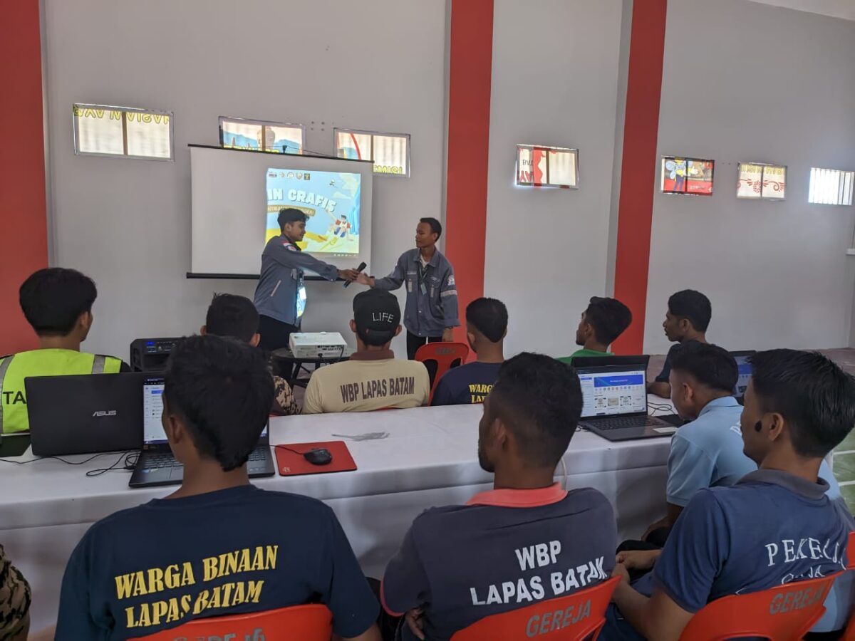 Mahasiswa Politeknik Batam saat memberikan pelatihan kepada warga binaan di Lapas Kelas IIA Batam, Rabu (16/10/2024). Matapedia6.com/Dok Lapas
