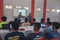 Mahasiswa Politeknik Batam saat memberikan pelatihan kepada warga binaan di Lapas Kelas IIA Batam, Rabu (16/10/2024). Matapedia6.com/Dok Lapas