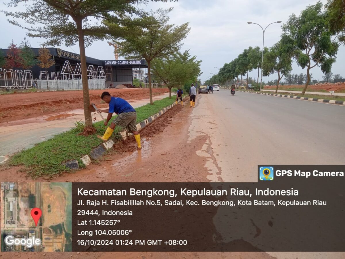 Petugas kebersihan yang dikerahkan oleh Dinas Bina Marga dan Sumber Daya Air untuk membersihkan tanah dan sampah di jalan Coastarina, Rabu (16/10/2024). Matapedia6.com/ Dok DBMSDA