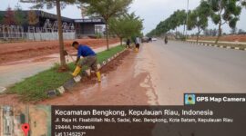 Petugas kebersihan yang dikerahkan oleh Dinas Bina Marga dan Sumber Daya Air untuk membersihkan tanah dan sampah di jalan Coastarina, Rabu (16/10/2024). Matapedia6.com/ Dok DBMSDA