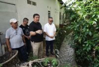 Calon wakil Gubernur Kepri Nyanyang Haris Pratamura didampingi anggota DPRD Provinsi Sumali, tinjau saluran drainase di Sagulung, Rabu (16/10/2024). Matapedia6.com/ Dok Agus