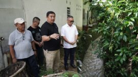 Calon wakil Gubernur Kepri Nyanyang Haris Pratamura didampingi anggota DPRD Provinsi Sumali, tinjau saluran drainase di Sagulung, Rabu (16/10/2024). Matapedia6.com/ Dok Agus