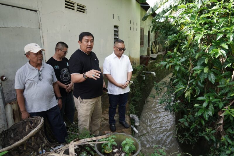Calon wakil Gubernur Kepri Nyanyang Haris Pratamura didampingi anggota DPRD Provinsi Sumali, tinjau saluran drainase di Sagulung, Rabu (16/10/2024). Matapedia6.com/ Dok Agus