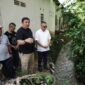 Calon wakil Gubernur Kepri Nyanyang Haris Pratamura didampingi anggota DPRD Provinsi Sumali, tinjau saluran drainase di Sagulung, Rabu (16/10/2024). Matapedia6.com/ Dok Agus