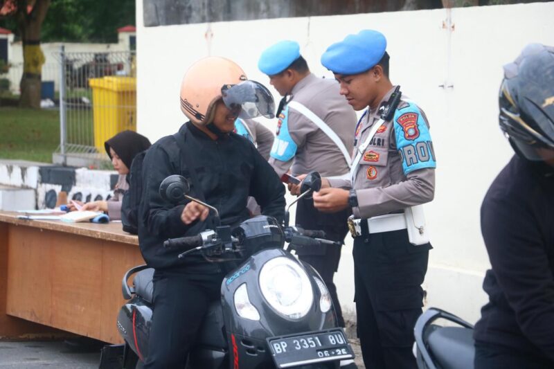 Bidang Profesi dan Pengamanan (Bid Propam) Polda Kepri melaksanakan Penegakan Ketertiban dan Disiplin (Gaktiblin) di pintu masuk Polda Kepri, Rabu (16/10/24). Matapedia6.com/ Dok Humas Polda