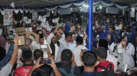 Warga Tanjung Piayu Sei Beduk Batam bersama Rudi. Foto:Istimewa