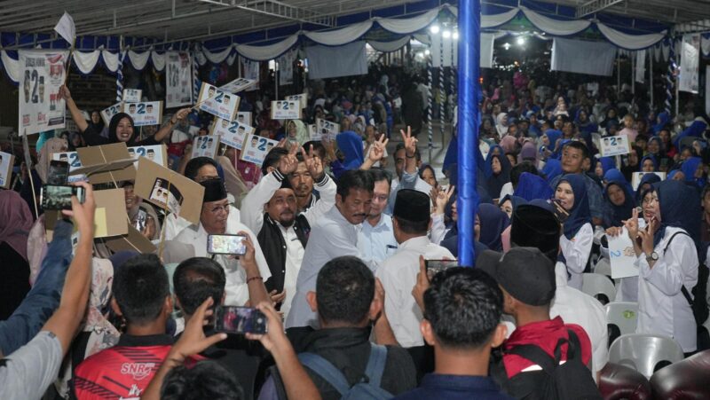 Warga Tanjung Piayu Sei Beduk Batam bersama Rudi. Foto:Istimewa