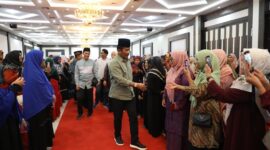 Rudi bersama Ibu-ibu taklim. Foto:Ist