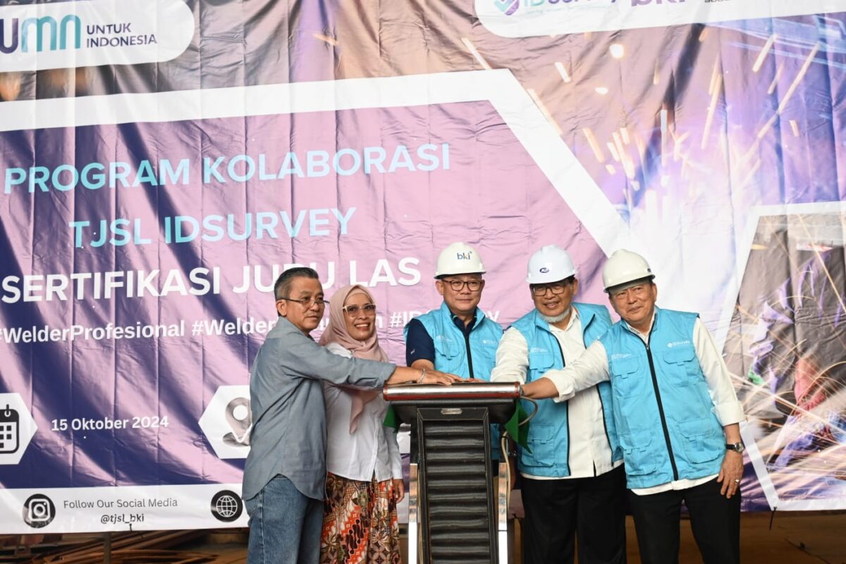 Kepala unit TJSL PT Balai Klasifikasi Indonesia Persero Indonesia, Arif Bijaksana Prawira Negara, bersama panita pelaksana saat menekan tombol tanda dimulainya pelatihan  praktek pengujian tenaga Las yang dilaksanakan di PT Bahana Bahtera Sejahtera, Selasa (15/10/2024).Matapedia6.com/Dok Iperindo