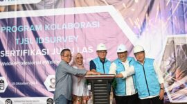 Kepala unit TJSL PT Balai Klasifikasi Indonesia Persero Indonesia, Arif Bijaksana Prawira Negara, bersama panita pelaksana saat menekan tombol tanda dimulainya pelatihan  praktek pengujian tenaga Las yang dilaksanakan di PT Bahana Bahtera Sejahtera, Selasa (15/10/2024).Matapedia6.com/Dok Iperindo