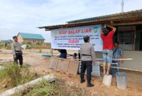 Anggota Bhabinkamtibmas saat memasang spanduk di beberapa lokasi di Kelurahan Sei Plenggut dan juga Sei Binti, Kamis (17/10/2024). Matapedia6.com/ Dok Polsek