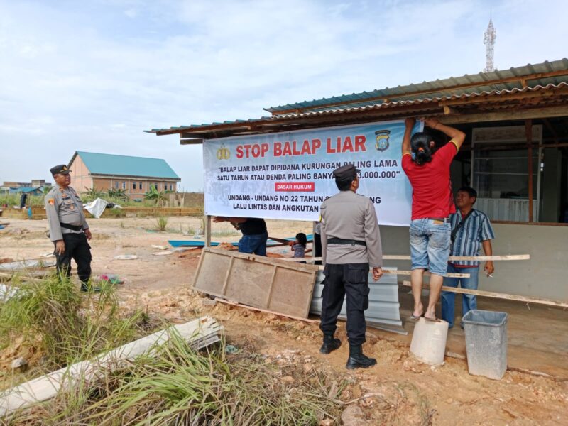 Anggota Bhabinkamtibmas saat memasang spanduk di beberapa lokasi di Kelurahan Sei Plenggut dan juga Sei Binti, Kamis (17/10/2024). Matapedia6.com/ Dok Polsek