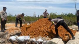 Personel Polsek Singkep Barat bersama warga gotong royong perbaiki jalan putus di jalan tanah putih, Singkap Barat, Kamis (17/10/2024). Matapedia6.com/Dok Polres Lingga