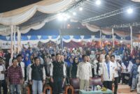 Muhammad Rudi bersama masyarakat Batam. Foto:Istimewa