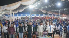 Muhammad Rudi bersama masyarakat Batam. Foto:Istimewa