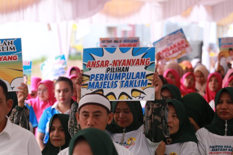 Perkumpulan Majelis Taklim Kota Batam menyampaikan komitmennya mendukung pasangan Ansar-Nyanyang di Kepri dan  Amsakar-Li Claudia di Kota Batam, Jumat (18/10/2024). Matapedia6.com/Rega