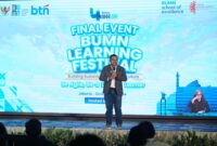 Deputi Bidang Sumber Daya Manusia, Teknologi, dan Informasi Kementerian BUMN Tedi Bharata memberikan sambutan dalam acara puncak BUMN Learning Festival 2024. Telkom dinobatkan sebagai The Most Outstanding BUMN Learning. Foto:Telkom