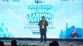 Deputi Bidang Sumber Daya Manusia, Teknologi, dan Informasi Kementerian BUMN Tedi Bharata memberikan sambutan dalam acara puncak BUMN Learning Festival 2024. Telkom dinobatkan sebagai The Most Outstanding BUMN Learning. Foto:Telkom