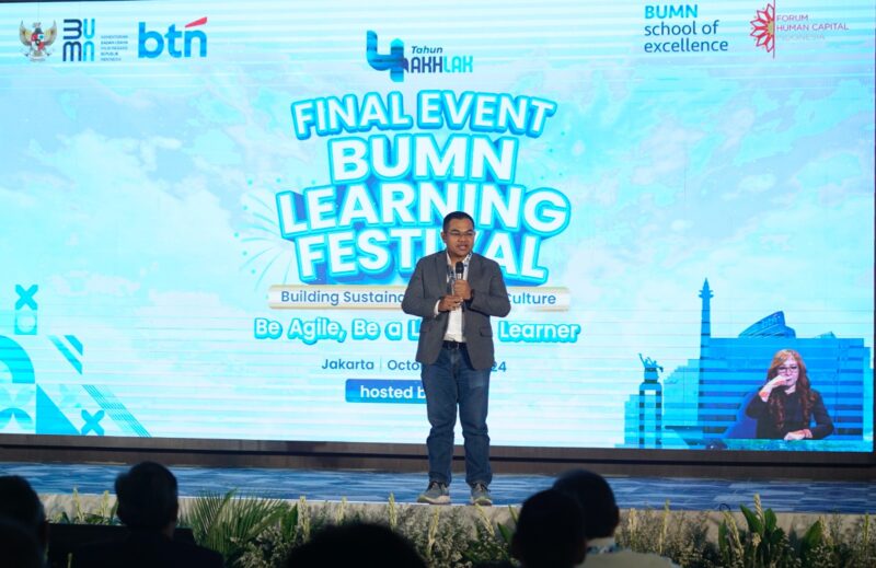 Deputi Bidang Sumber Daya Manusia, Teknologi, dan Informasi Kementerian BUMN Tedi Bharata memberikan sambutan dalam acara puncak BUMN Learning Festival 2024. Telkom dinobatkan sebagai The Most Outstanding BUMN Learning. Foto:Telkom